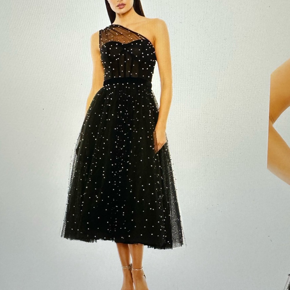 MAC DUGGAL
Black One Shoulder Pearl Beaded Midi Ballgown - 8